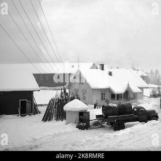 Hedmark im Winter 1948. Wasserknappheit in Ostnorwegen nach der Dürre im Sommer 1947. Die Betriebe müssen Wasser in den Flüssen holen oder Wasser aus den Molkereien fließen lassen. Hier kommt ein Tankwagen mit Wasser auf den Hof. Das Wasser, das nicht an den Schläger geht, wird in der Quelle abgelassen - dann breitet es sich im Wasserhahn für eine Weile aus .. Foto: Børretzen / Aktuell / NTB Stockfoto