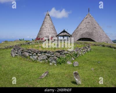 Landschaftsansicht der traditionellen Manggarai-Häuser und des heiligen Ritualgebietes im Dorf Todo, der Manggarai-Regentschaft, der Insel Flores, Ost-Nusa Tenggara, Indonesien Stockfoto