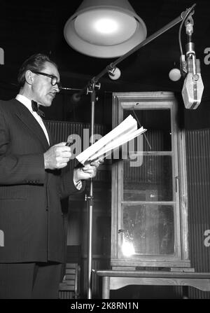 Oslo 19530228. NRK RadioTeatret hat mit der Aufnahme der kriminellen Farm Paul Temple begonnen. Die Serie ist bei den Norwegern beliebt, die alles, was sie in ihren Händen hatten, in den Stuhl krochen und das Radio mit Horror-gemischten Erwartungen sahen. Hier sehen wir den Radiomoderaten Paul Temple (Fritjof Mjøen) aus der Aufnahme einer Episode. Das Ehepaar Paul Temple (Fritjof Mjøen) und Steve Temple (Randi Brænne) haben die Hauptrolle im kriminellen Fohlen. Foto: Sverre A. Børretzen / Aktuell / NTB Stockfoto