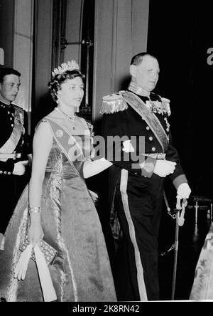 Oslo 19600211. Königin Ingrid und König Frederik von Dänemark bei einem offiziellen Besuch in Norwegen. Hier sind Prinzessin und König Frederik auf dem Weg zum Galadiner im Schloss. Foto: NTB Archive / NTB Stockfoto