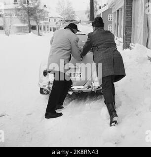 Tynset 11. Februar 1967, Bericht über Norwegens kältestes Dorf Tynset. Nur die Touristen müssen geschoben werden, und die dünnen Sätze Ivar Ergård und Jon Nyplass freuen sich, wenn das Auto komplett dreht. Foto: Aage Storløkken / Aktuell / NTB Stockfoto