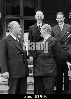 Asker. Skaugum 19550525. Der isländische Präsident zu einem offiziellen Besuch in Norwegen. Präsident Asgeir Asgeirson mit Dame beim Mittagessen in Skaugum. Z. B. Asgeir Asgeirson, Kronprinz Olav, (hinter f.) König Haakon, Prinz Harald und Prinzessin Astin im Blumenkleid. Foto: Jan Nordby NTB / NTB Stockfoto