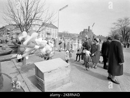 Strømstad, Schweden 6. April 1963. Norweger tauchten Strømstad am schneidenden Donnerstag ein. Die Tradition begann nach dem Zweiten Weltkrieg, als Norwegen den größten Teil der Waren vermisste. Die Geschäfte in Norwegen sind am Donnerstag geschlossen, so dass Sie eine Reise nach Schweden Unternehmen müssen, um das Auto oder Boot mit verschiedenen Waren zu füllen. Hier der Ballonverkäufer. Foto: Ivar Aaserud / Aktuell / NTB Stockfoto