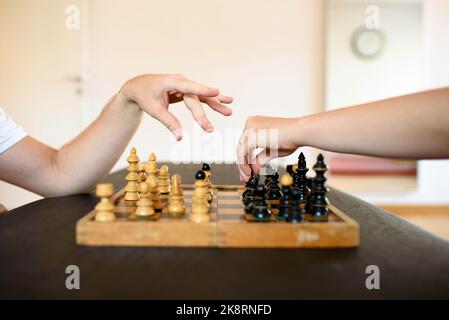 Ein zwei Spieler, die ein Schachspiel spielen Stockfoto