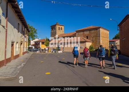 Navarra, Spanien, 26. August 2022: Pilger wandern entlang des Jakobswegs, dem Jakobsweg, Navarra, Spanien. Stockfoto