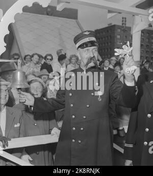 Oslo 19540901.Oslo 1954. Die Bahn feiert 1954 100 Jahre. NSB hat ein 100.-jähriges Bestehen. Hier ist ein Zug-Verurteilung in altmodischer Uniform, die mit Glocke klingelt, wenn der Zug gehen soll. Foto: NTB / NTB Stockfoto