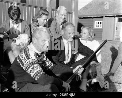 Hemsedal 19691011 die amerikanischen Astronauten Buzz Aldrin, Neil Armstrong und Michael Collins von 'Apollo 11', die Anfang des Jahres das Land auf dem Mond auf Europatournee ist. Nach dem Besuch in Oslo entspannten sie und Ehepartner sich bei der Jagd auf die Raufhühner in der Kabine von Verteidigungsminister Otto Grieg Tidemand. Hier von v. Tidemand in Läusen, SMM Erwin Aldrin. TH hinter ihm Mrs. Armstrong Foto: Aage Storløkken / Current / NTB Stockfoto