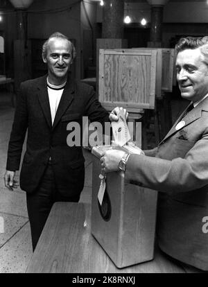 Kommunalwahlen in Oslo 19710920 1971. Parteivorsitzenden in SF Finn Gustavsen stimmt ab. Foto: NTB / NTB Stockfoto