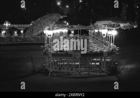 Oslo 28. Juni 1969. Karl Johansgate an einem heißen Sommertag in Oslo. Hier vom Freiluftrestaurant 'Pernille', das hinter dem Nationaltheater liegt. Es ist Nacht und das Restaurant ist geschlossen. Regenschirm. Foto: Per Ervik / Current / NTB Stockfoto