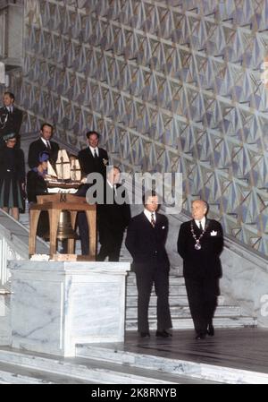 Oslo 1974. Oktober: König Carl Gustaf von Schweden zu einem offiziellen Besuch in Norwegen. Hier zusammen mit dem Bürgermeister Brynjulf ​​Bull (t.h.) im Rathaus von Oslo. Hinter König Olav und Kronprinzessin Sonja. Foto: NTB / NTB Stockfoto