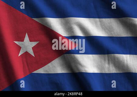 Cuba-Flagge mit großen Falten, die im Innenbereich unter dem Studiolicht aus nächster Nähe winken. Die offiziellen Symbole und Farben in Stoff Banner Stockfoto