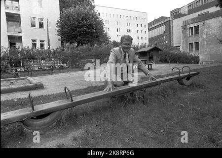 Oslo 19850910 die Außenpartei ist nach den Parlamentswahlen in eine Schaukelposition gekommen. Die bürgerliche Regierung ist auf die Unterstützung aller dem Storting vorgelegten Angelegenheiten angewiesen. Parteivorsitzender Carl I. Hagen markiert die Position auf einem Rocker. Foto: Bjørn Sigurdsøn / NTB / NTB Stockfoto