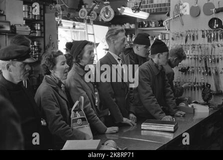 Strømstad 6. April 1963. Norweger laden Strømstad am Schneiddonnerstag ein. Die Tradition begann nach dem Krieg, als Norwegen den größten Teil der Waren vermisste. Die Geschäfte in Norwegen sind am Donnerstag geschlossen, so dass Sie eine Reise nach Schweden Unternehmen müssen, um das Auto oder Boot mit verschiedenen Waren zu füllen. Hier warten norwegische Kunden auf den Versand. Foto: Ivar Aaserud / Aktuell / NTB Stockfoto