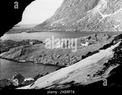 Lofoten, Winter 1951. Mehrere Fischerdörfer in Lofoten werden geräumt, weil sie ohne Strom, Straßen-, Kais- und Telefonanschluss nicht betrieben werden können. An einigen Orten haben die Gemeinden beantragt, Geld vom Staat zu bewegen, um die Häuser und die gesamte Bevölkerung zu bewegen. Hier aus dem Fischerdorf Helle. Fernseher im Haus. Im Vordergrund stand die Schule, ein Internat, in dem auch die Kinder aus Refsvik die Schule besuchten. Foto: Sverre A. Børretzen / Aktuell / NTB Stockfoto