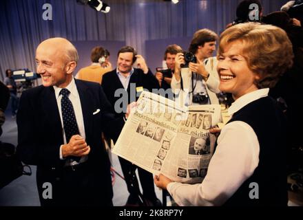 Oslo 19810915 bei den Parlamentswahlen 1981 wird Høyre Parlamentsführer Kåre Willoch (v.v.) als neuer Premierminister bezeichnet. Hier mit der heutigen Zeitung mit Mona Røkke. Foto: NTB / NTB Stockfoto