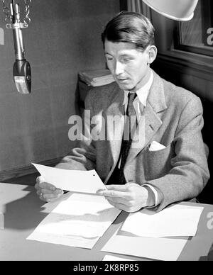 Oslo März 1949 bekannte Stimmen in NRK Radio. Hier Claus Koren in Aktion am Mikrofon. Der Chor ist in der Timeline-Abteilung. Foto: Current / NTB Stockfoto