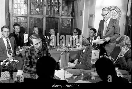 Oslo 19750428. Pressekonferenz zur Fusion von anders lange und der Reformpartei. Der Vorsitzende der Partei möchte auch, dass seine Partei der Alp Beitritt. Bei einer Pressekonferenz im Keller von Tostrup: Arve Lønnum, Vorsitzender der Partei anders langes (stehend) und Abgeordneter der Reformpartei Carl I. Hagen (t.v. für Lønnum). Foto Henrik Laurvik / NTB Stockfoto