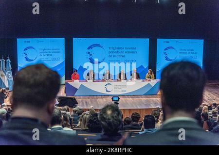 24. Oktober 2022: 24. Oktober 2022 - Buenos Aires, Argentinien - Eröffnungszeremonie der 39. Sitzung der Wirtschaftskommission für Lateinamerika und die Karibik (ECLAC) die 29. Sitzung der Wirtschaftskommission für Lateinamerika und die Karibik (ECLAC) findet vom 24. Bis 26. Oktober 2022 statt. Im Centro Cultural Kirchner in Buenos Aires, gemäß Resolution 753(PLEN.36), angenommen auf der 36. Tagung des ECLAC-Ausschusses des Ganzen, die am 3. Dezember 2021 in New York stattfand. Die Sitzung findet in Übereinstimmung mit dem ECLAC-Konferenzkalender für den Zeitraum 20 statt Stockfoto