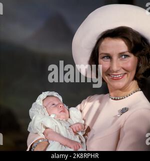 Oslo 19711019 Prinzessin Märtha Louise - Taufe. Fotografie auf dem Schloss. Hier Kronprinzessin Sonja mit dem Taufkind. Das Taufkleid wird von der Großmutter von Kronprinz Harald, Prinzessin Ingeborg von Schweden, genäht. NTB-Foto / NTB Stockfoto