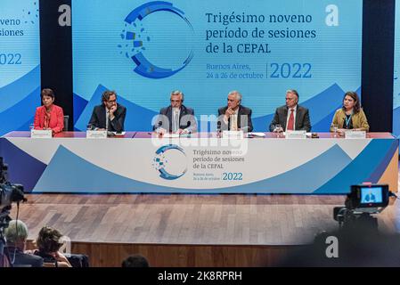 24. Oktober 2022: 24. Oktober 2022 - Buenos Aires, Argentinien - Eröffnungszeremonie der 39. Sitzung der Wirtschaftskommission für Lateinamerika und die Karibik (ECLAC) die 29. Sitzung der Wirtschaftskommission für Lateinamerika und die Karibik (ECLAC) findet vom 24. Bis 26. Oktober 2022 statt. Im Centro Cultural Kirchner in Buenos Aires, gemäß Resolution 753(PLEN.36), angenommen auf der 36. Tagung des ECLAC-Ausschusses des Ganzen, die am 3. Dezember 2021 in New York stattfand. Die Sitzung findet in Übereinstimmung mit dem ECLAC-Konferenzkalender für den Zeitraum 20 statt Stockfoto