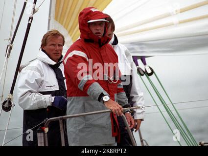 Belgien, Nieuwpoort 1. Juli 1991. Weltmeisterschaft im Segeln. 1 Ton Cup 1991. König Harald und seine Männer segeln Xi. Foto: Lise Åserud / NTB / NTB Stockfoto