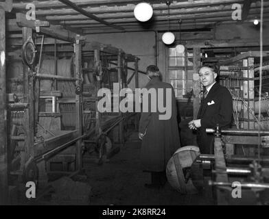 Oslo 19401128 Interieur von Prinds Christian Augusts Minde / Mangelsgården Storgaten 36 wurde das Gebäude 1698 als Pilz für General Tritcher erbaut und im Jahr 1770s wieder aufgebaut. Arbeitsplatz mit Workshops und Schlafsäle, die 1812 gegründet wurden. Hier die Weberei im zweiten Stock des Fabrikgebäudes, Arbeitshalle auf der Südseite der Treppe (über die Hausnummer 3) L 8, S. Die Gebäude sollen 2006 geschützt werden. Denn einige der alten Werkstätten sind noch intakt. Foto: NTB / NTB Stockfoto