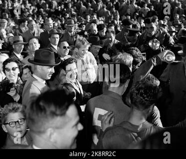 Oslo, 19561021. Das Pokalfinale, Ullevaal Stadium. Larvik Turn - Skeid 1-2. Hier scharen sich die Zuschauer um Skeids Spieler. Kinder, Frauen und Männer. Foto: Jan Stage / NTB / NTB Stockfoto