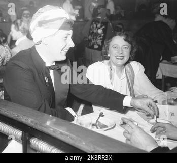 Oslo. Das Regenbogenrestaurant. Karnevalnacht im Zeichen von Schüssen. Die Schriftstellervereinigung veranstaltet den Shooting Year Karneval in Oslo für Einkommen für alte, unproduktive Schriftsteller und Witwen von Schreibern. Hier werden Torolf Elster und Inger Hagerup über einen guten Witz herzlich gelacht. Foto: NTB Stockfoto