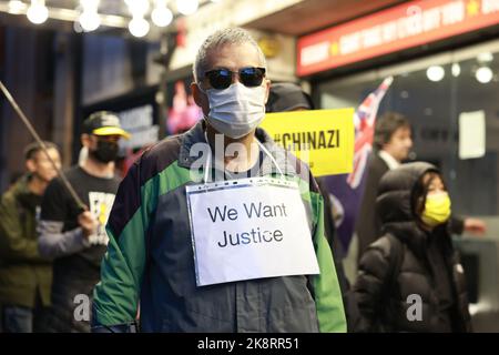 London, Großbritannien. 24. Oktober 2022. Protestler gesehen mit Wir wollen Gerechtigkeit Plakat während der Demonstration. Hunderte von Menschen marschierten von der Downing Street über Chinatown zur chinesischen Botschaft in London, um gegen den Angriff zu protestieren, bei dem ein Hongkonger Protestler Bob Chan, Man sah, wie sie am 17. Oktober 2022 auf dem Gelände eines chinesischen Konsulats in Manchester von Mitarbeitern geschlagen wurde. (Foto von Wong Yat HIM/SOPA Images/Sipa USA) Quelle: SIPA USA/Alamy Live News Stockfoto