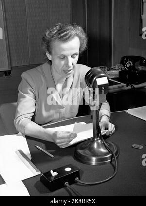 Oslo März 1949 bekannte Stimmen in NRK Radio. Hier hallodame kleine Graah in Aktion am Mikrofon. Foto: Current / NTB Stockfoto