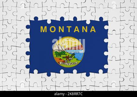 Montana US-Staatsflagge im Rahmen von weißen Puzzleteilen mit fehlenden zentralen Teilen Stockfoto