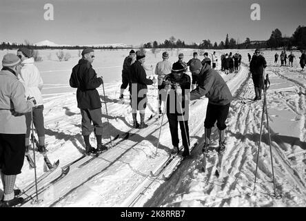 Beitostølen 19620323 unter der Leitung von Erling Stordahl und Håkon Brusveen finden in Beitostølen erstmals Skikurse für Blinde statt. Hier weist Brusveen einen der Teilnehmer auf den Kurs an. Foto: Aaserud / Aktuell / NTB Stockfoto