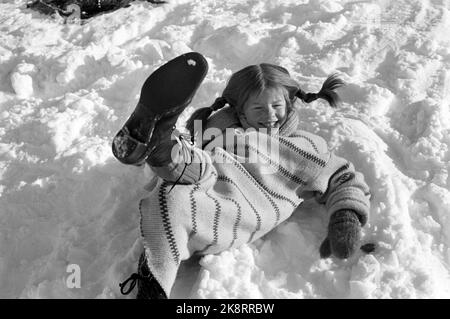 Røros März 1968 Aufnahme des Films über Pippi Langstrumpf aus den Büchern von Mastrid Lindgren. Pippi wird von Inger Nilsson gespielt. Hier ist Pippi in Omas Stiefeln und Wollkleid. Foto: Aage Storløkken / Aktuell / NTB Stockfoto