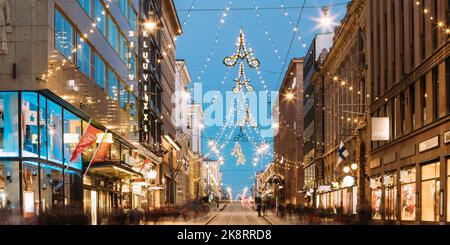 Helsinki, Finnland. Nachtansicht Der Aleksanterinkatu Straße Mit Eisenbahn Im Kluuvi Bezirk Am Abend Weihnachten Weihnachten Neujahr Festliche Beleuchtung Stockfoto