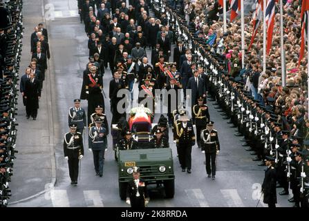 Oslo 19910130. Beerdigung von König Olav V. Von der Prozession mit der Bahre von König Olav, die von einem Militärfahrzeug vom Schloss zur Kathedrale von Oslo gezogen wurde. Die königliche Familie geht in Trauer hinter die Bahre. Foto: NTB / NTB Stockfoto