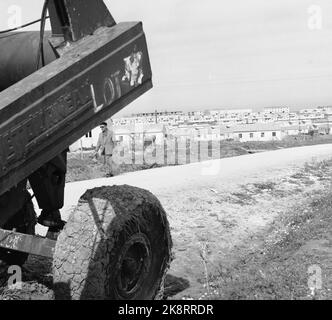 Israel March 1958 "am 14. Mai vor 10 Jahren wurde Israel zu einem unabhängigen Staat erklärt. Innerhalb weniger Stunden war der junge Staat mit seinen arabischen Nachbarn im Kampf um Leben und Tod, überlebte aber. Seitdem hat es mehr oder weniger Waffenstellung gegeben, und in diesen 10 Jahren wird eine neue Gesellschaft von der Erde aufgestampft. ' Photo; Sverre A. Børretzen / Current / NTB Stockfoto