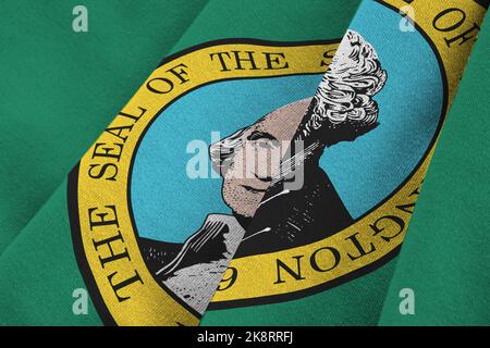 US-Staatsflagge von Washington mit großen Falten, die in Innenräumen unter dem Studiolicht winken. Die offiziellen Symbole und Farben in Stoff Banner Stockfoto