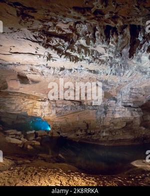 Unterirdischer Fluss in der Cascade Höhle im Carter Caves State Park in Kentucky Stockfoto