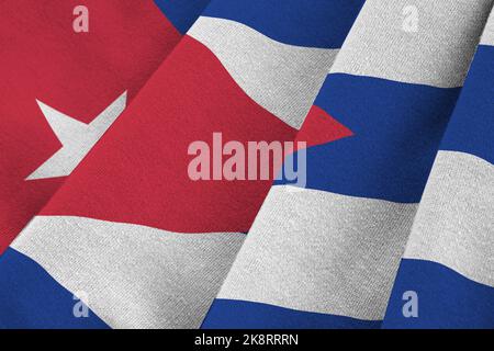 Cuba-Flagge mit großen Falten, die im Innenbereich unter dem Studiolicht aus nächster Nähe winken. Die offiziellen Symbole und Farben in Stoff Banner Stockfoto