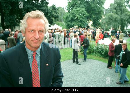 Oslo 19940825. Aschehoug Verlage Traditional Garden Company. Hier Verlagsleiter William Nygaard mit dem Unternehmen im Hintergrund. Foto: Rune Petter Næs NTB / NTB Stockfoto