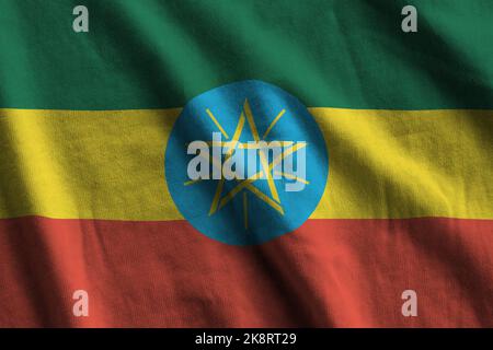 Äthiopien Flagge mit großen Falten winken aus nächster Nähe unter dem Studiolicht drinnen. Die offiziellen Symbole und Farben in Stoff Banner Stockfoto