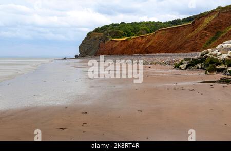 Die Küste an der Blue Anchor Bay am Bristol Channel mit Blick auf den Trias-Mergel, Somerset, England, Vereinigtes Königreich. Stockfoto