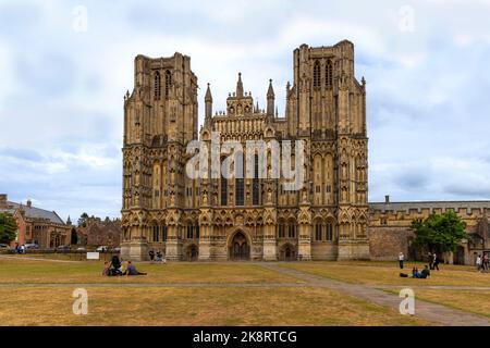 Die Westfront aus dem 13.. Jahrhundert der Kathedrale von Wells mit ihrer beeindruckenden architektonischen Dekoration und figurativen Skulpturen, Wells, Somerset, England, Großbritannien. Stockfoto