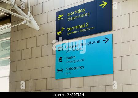 Anfahrtsbeschreibung innerhalb des Flughafens von Lissabon Stockfoto