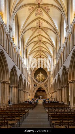 Wells, Somerset, England, Großbritannien: Gottesdienst in der Kathedrale von Wells mit Chorgesängen der Wells Cathedral Choir Chöre in Evensong. Stockfoto