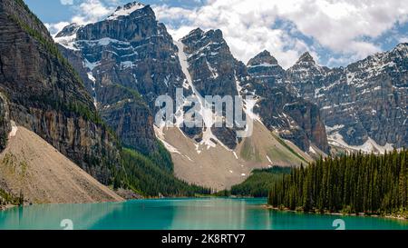 Unglaublicher Moraine Lake im Sommer mit Blick auf die Berge in türkisfarbener Wasserlandschaft. Stockfoto