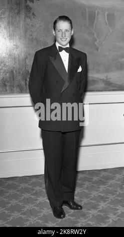 Oslo 19530510. Die Bestätigung von Prinz Harald. Prinz Harald wurde allein in der Burgkapelle bei Akershus bestätigt. Hier sehen wir ihn auf dem Schloss fotografiert. Lächelt. Foto: NTB Archive / NTB Stockfoto