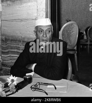 Oslo 29. Juni 1957. Premierminister Jawaharlal Nehru aus Indien bezaubert die Norweger. Hier von der Pressekonferenz im Grand Hotel. Foto: NTB / NTB Stockfoto