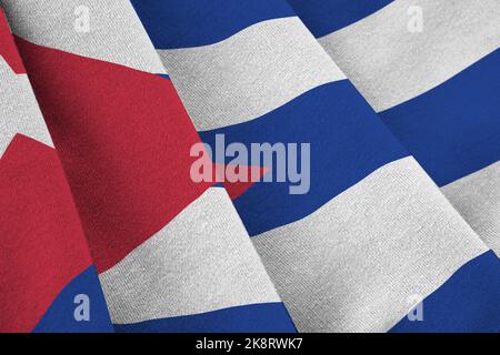 Cuba-Flagge mit großen Falten, die im Innenbereich unter dem Studiolicht aus nächster Nähe winken. Die offiziellen Symbole und Farben in Stoff Banner Stockfoto