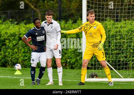 Swansea, Wales. 24. Oktober 2022. Abdul Abdulmalik von Millwall wurde am 24. Oktober 2022 von Joel Cotterill von Swansea City während des Spiels der Professional Development League zwischen Swansea City unter 21 und Millwall unter 21 Jahren an der Swansea City Academy in Swansea, Wales, Großbritannien, markiert. Quelle: Duncan Thomas/Majestic Media/Alamy Live News. Stockfoto